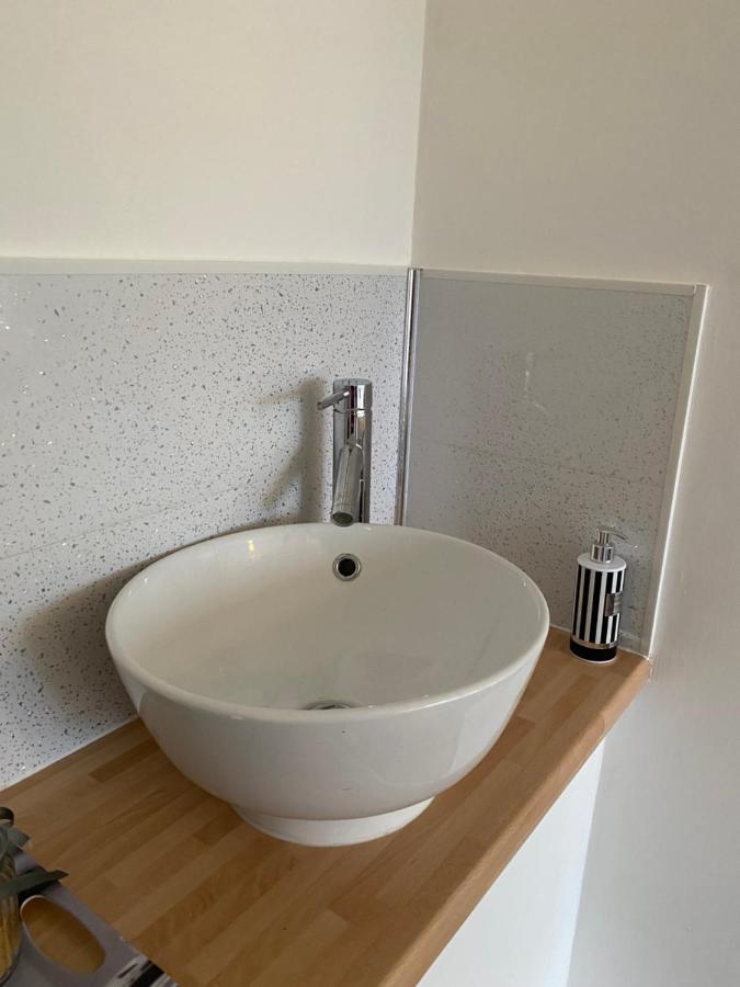 1 Luxurious Double Bedroom With Private Shower 독서 외부 사진