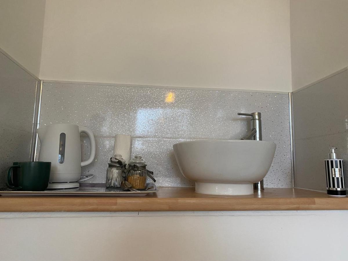 1 Luxurious Double Bedroom With Private Shower 독서 외부 사진